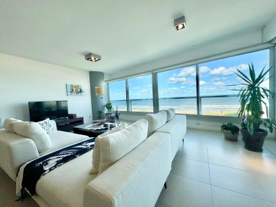 Venta de excelente apartamento de 3 suites más dependencia frente a Playa Brava, Punta del Este.