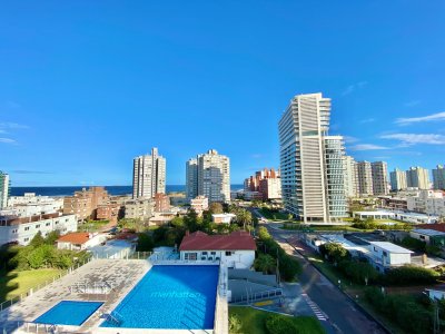 Apartamento de tres dormitorios en venta, Punta del Este
