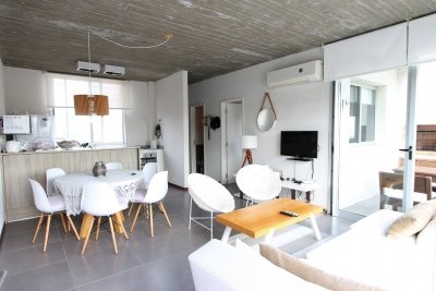 Apartamento en venta estilo casa con exclusivo parrillero en la azotea