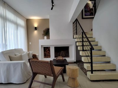 Apartamento en Manantiales  de tres dormitorios  en alquiler 