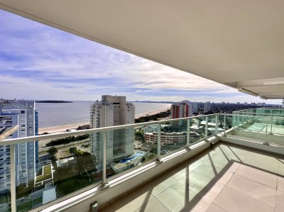 Apartamento de dos dormitorios con parillero en venta, Playa Mansa.