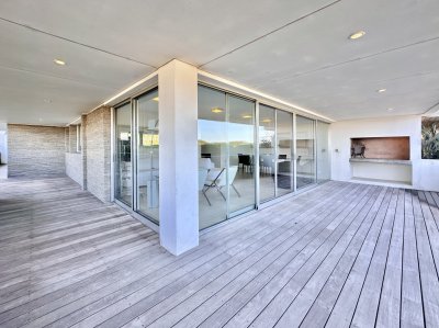 Apartamento de dos dormitorios con parillero en venta, Playa brava