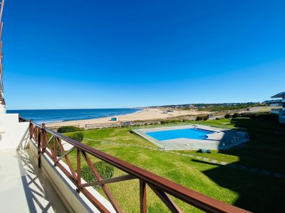 Apartamento en Venta 3 Dormitorios + Servicio Frente al Mar