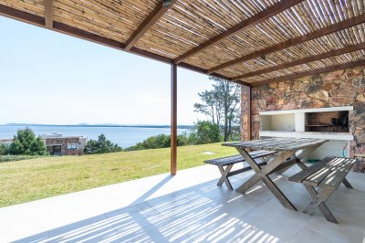 Alquiler temporal y venta de departamento con salida al jardín Un dormitorio