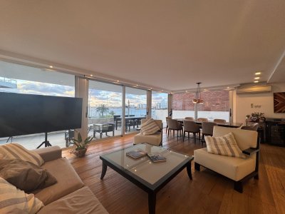 Apartamento en Venta Frente al Mar Punta del Este Cuatro dormitorios