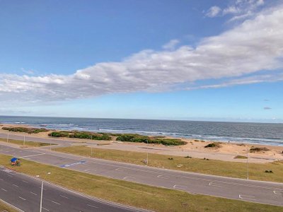 Apartamento de Dos Dormitorios Frente al Mar - Venta Punta del Este