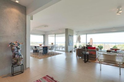 Excelente Apartamento de Cinco dormitorios en Suite en Venta en primera línea Playa Brava