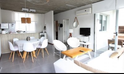 Apartamento en venta estilo casa con exclusivo parrillero en la azotea