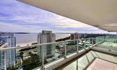 Apartamento de dos dormitorios con parillero en venta, Playa Mansa.