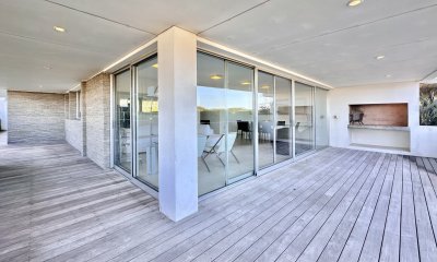 Apartamento de dos dormitorios con parillero en venta, Playa brava