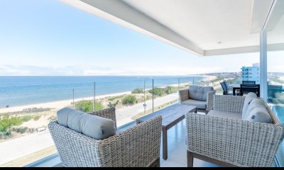 Venta de penthouse sobre la Playa Mansa de tres suites más dependencia y parrillero propio