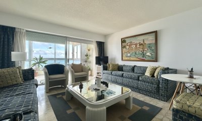 Apartamento de tres dormitorios en venta en primera linea, Playa Mansa, Punta del Este