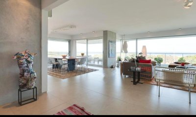 Excelente Apartamento de Cinco dormitorios en Suite en Venta en primera línea Playa Brava