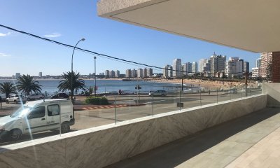 Apartamento en Venta Frente al Mar Punta del Este Cuatro dormitorios