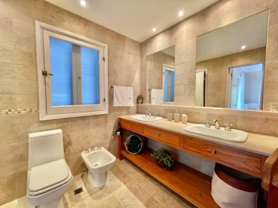 hermosa casa en venta en playa brava a cuadra y media del mar  - ndm4698c