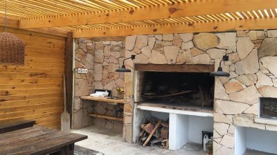 casa en venta en playa mansa pinares 6 dormitorios, piscina y barbacoa en pinares - ndm20130c