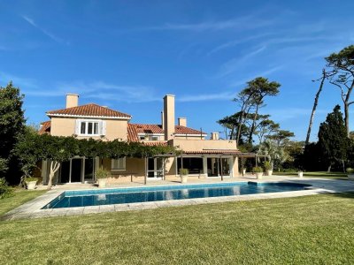 hermosa casa en venta en playa brava a cuadra y media del mar  - ndm4698c