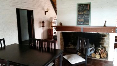 casa en venta en playa mansa pinares 6 dormitorios, piscina y barbacoa en pinares - ndm20130c