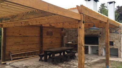 casa en venta en playa mansa pinares 6 dormitorios, piscina y barbacoa en pinares - ndm20130c