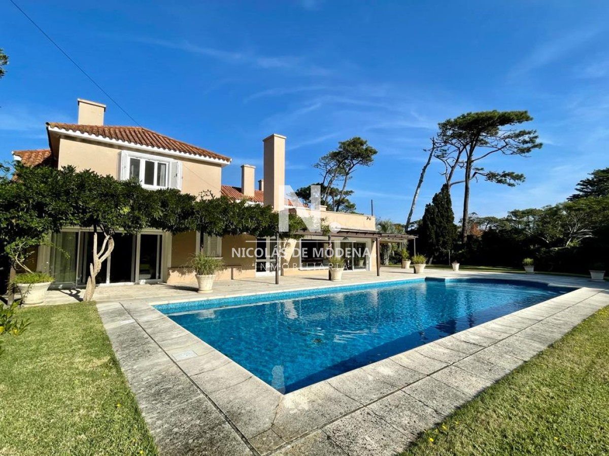 hermosa casa en venta en playa brava a cuadra y media del mar  - ndm4698c