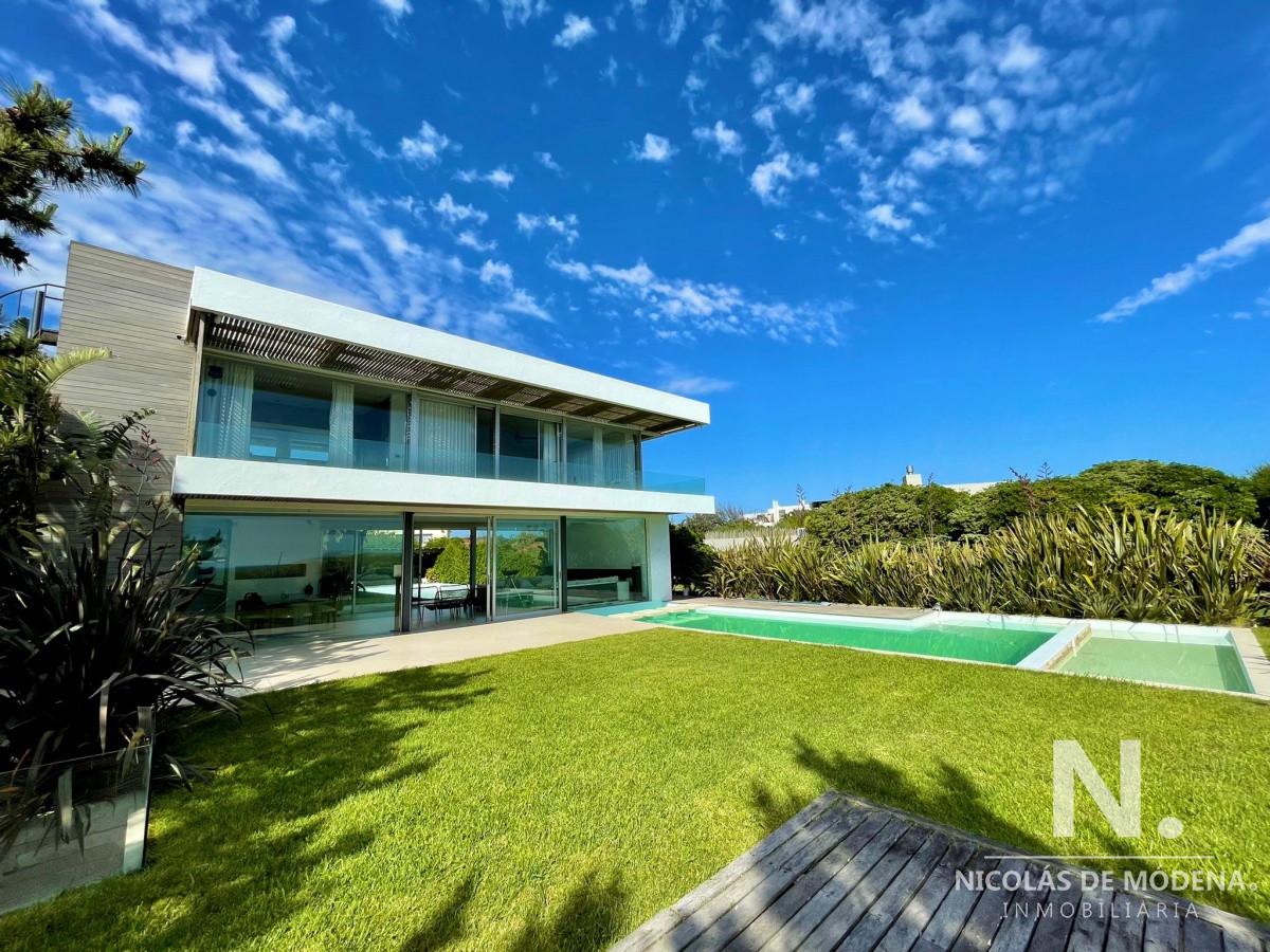 casa en venta de cuatro dormitorios frente al mar punta ballena - ndm7625c
