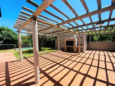 Excelente casa en venta de La Barra + 3 dormitorios y dependencia