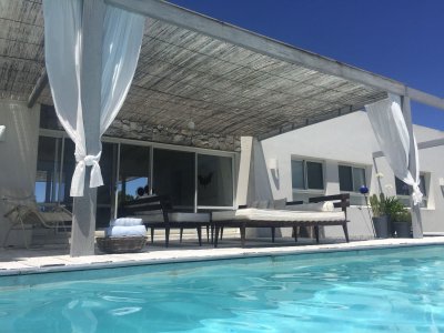 Casa en venta y alquiler de estilo minimalista dentro de Barrio Privado El Quijote, La Barra.