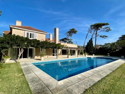 Hermosa casa en venta en Playa brava a cuadra y media del mar 