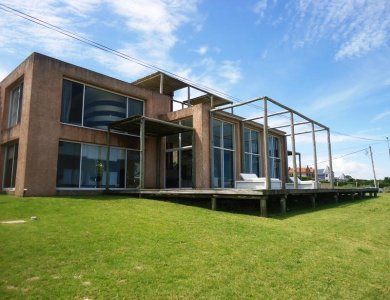 Excelente casa frente al Mar en la zona Montoya