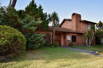 Casa en Playa Mansa de Cuatro Dormitorios en Venta Punta del Este 