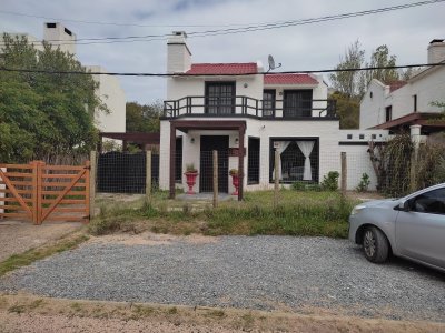 Casa a tres cuadras del centro de La Barra de 4 dormitorios en venta