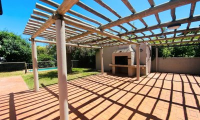 Excelente casa en venta de La Barra + 3 dormitorios y dependencia