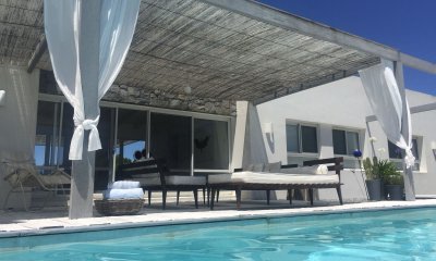 Casa en venta y alquiler de estilo minimalista dentro de Barrio Privado El Quijote, La Barra.