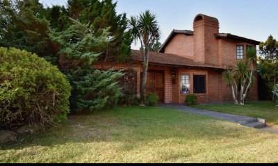 Casa en Playa Mansa de Cuatro Dormitorios en Venta Punta del Este