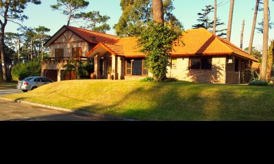 Excelente casa en Venta y/o alquiler anual y temporario en Playa Mansa, Punta del Este