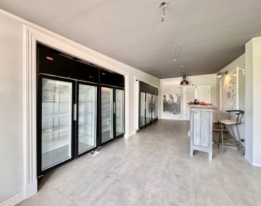 Local comercial en alquiler anual sobre avenida principal, Punta del Este.
