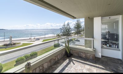 Malecon Punta del Este Apartamento de 3 dormitorios y servicios en venta en primera linea, Playa Mansa.