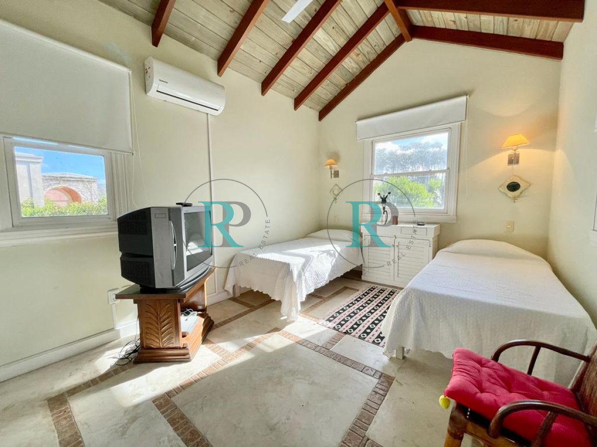 Casa ID.1387 - Casa Laguna Blanca en Venta Cinco Dormitorios Barrio Privado