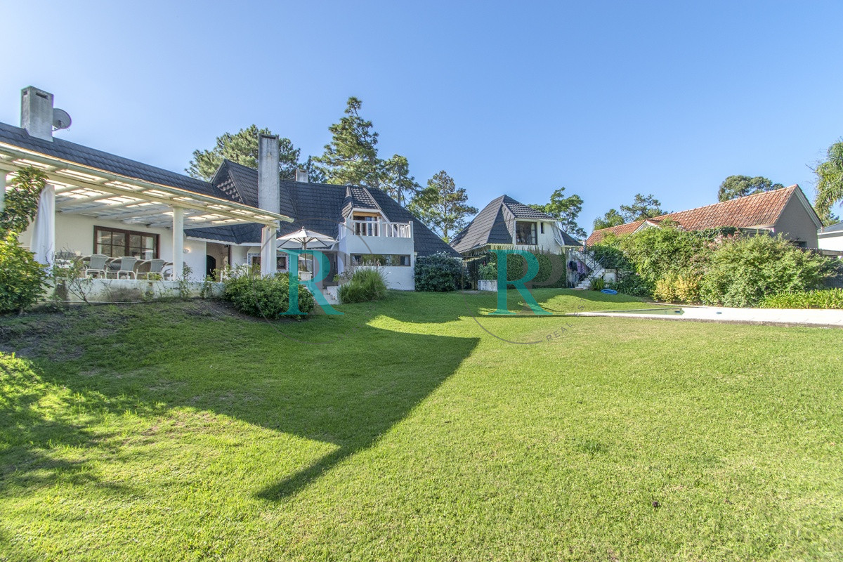 Casa ID.852 - Casa en Venta 5 Dormitorios y Doble Dependencia de Servicio en Rincon del Indio