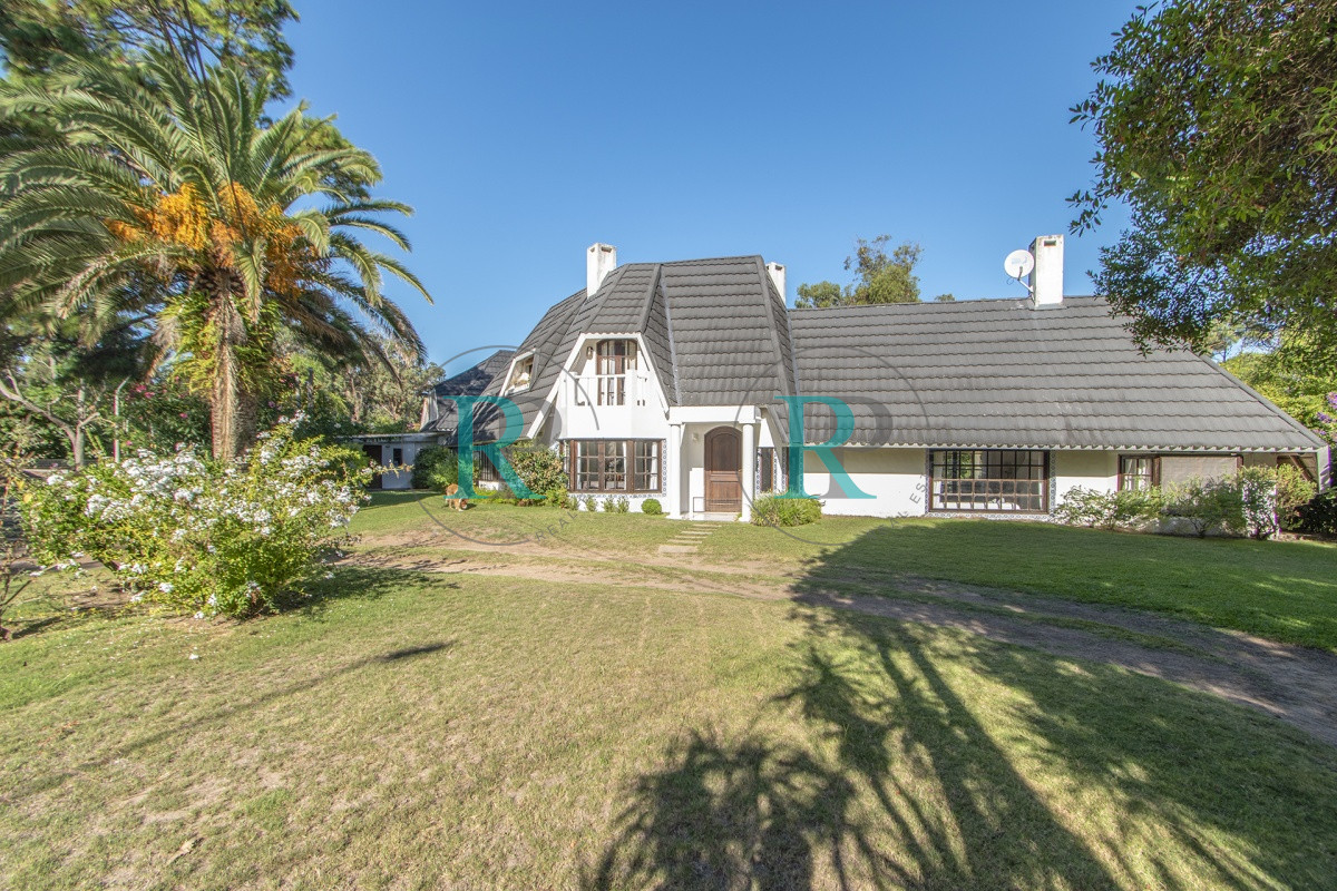 Casa ID.852 - Casa en Venta 5 Dormitorios y Doble Dependencia de Servicio en Rincon del Indio