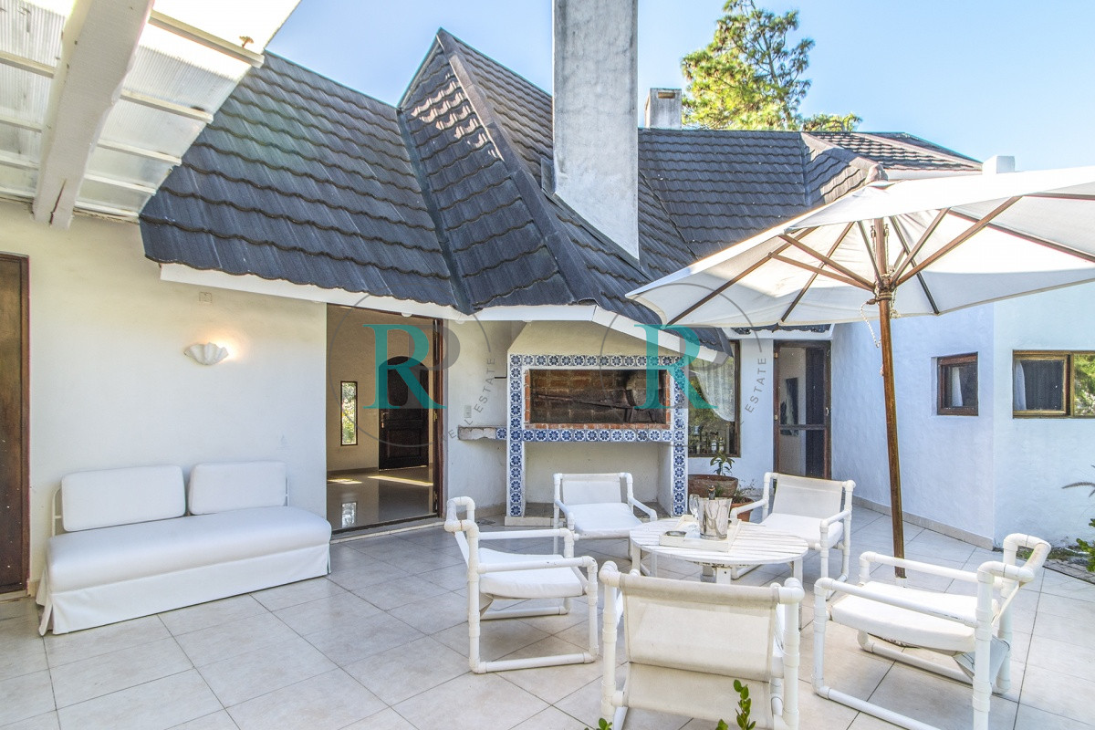 Casa ID.852 - Casa en Venta 5 Dormitorios y Doble Dependencia de Servicio en Rincon del Indio