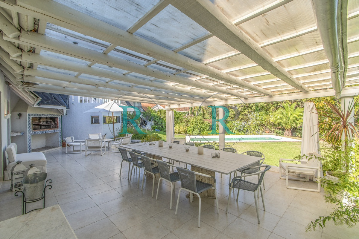 Casa ID.852 - Casa en Venta 5 Dormitorios y Doble Dependencia de Servicio en Rincon del Indio