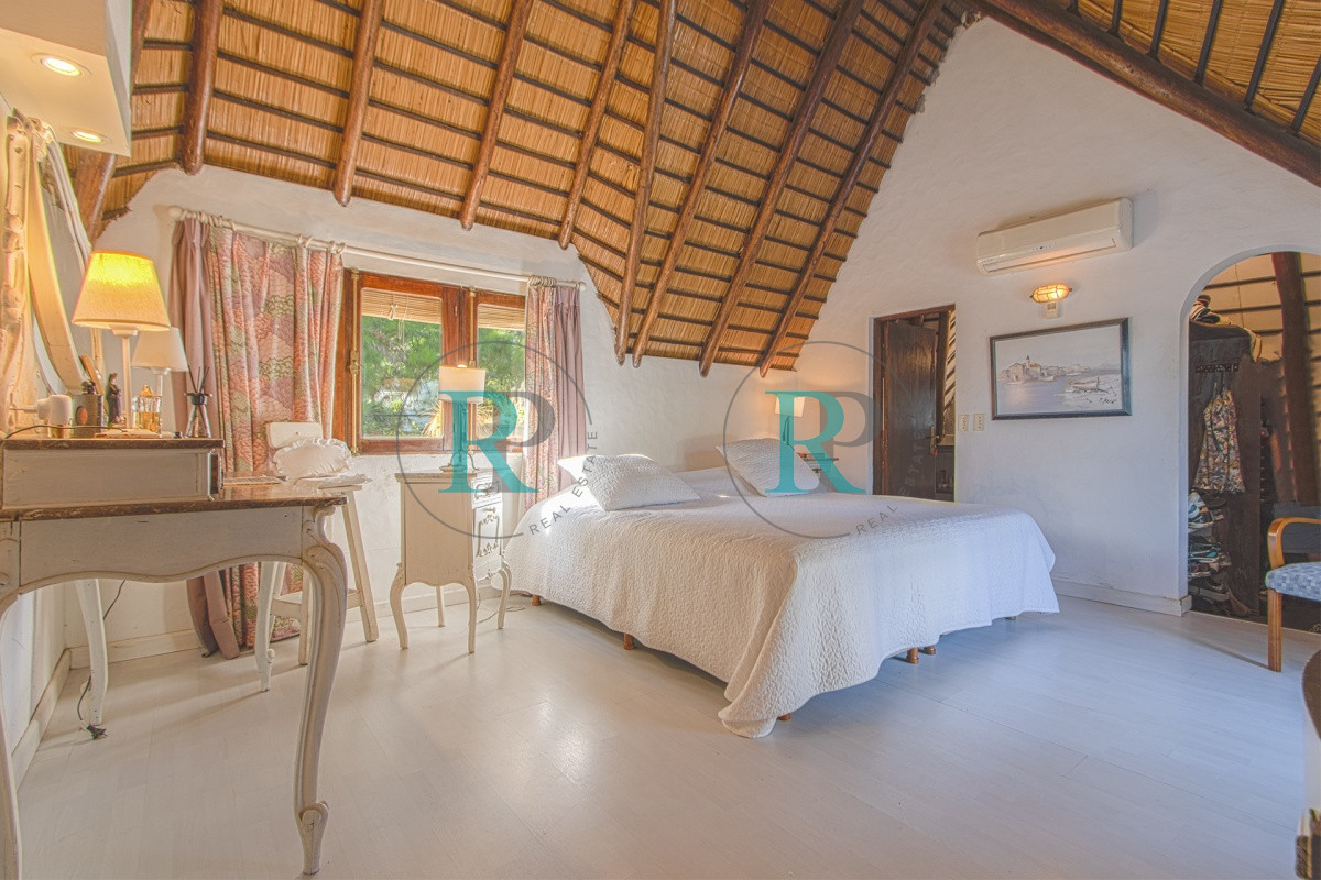 Casa ID.852 - Casa en Venta 5 Dormitorios y Doble Dependencia de Servicio en Rincon del Indio