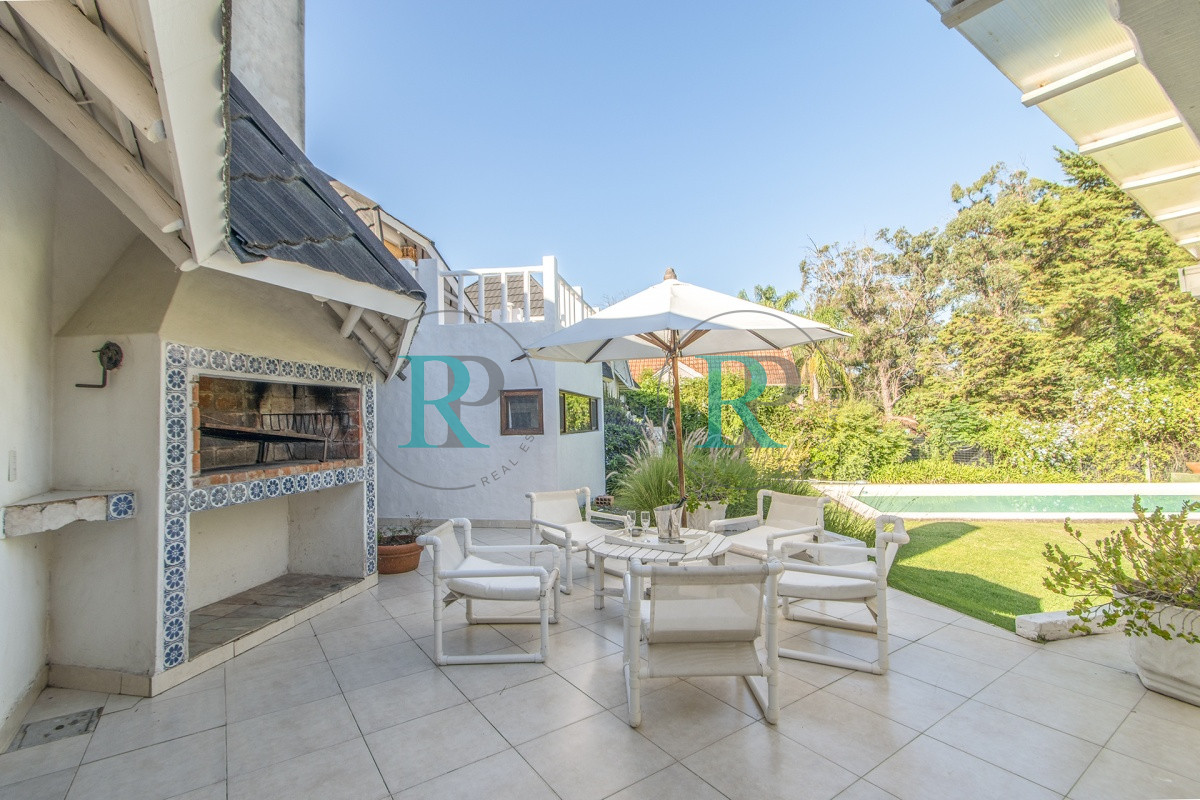 Casa ID.852 - Casa en Venta 5 Dormitorios y Doble Dependencia de Servicio en Rincon del Indio