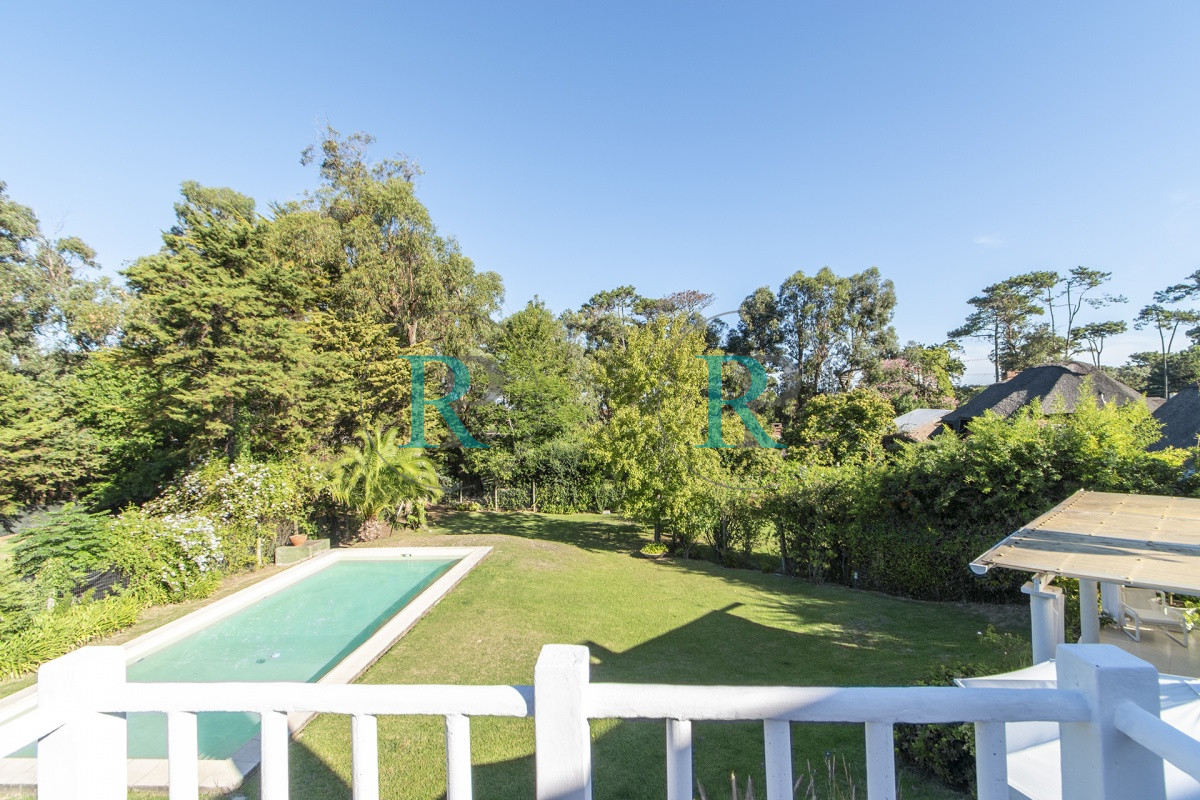 Casa ID.852 - Casa en Venta 5 Dormitorios y Doble Dependencia de Servicio en Rincon del Indio