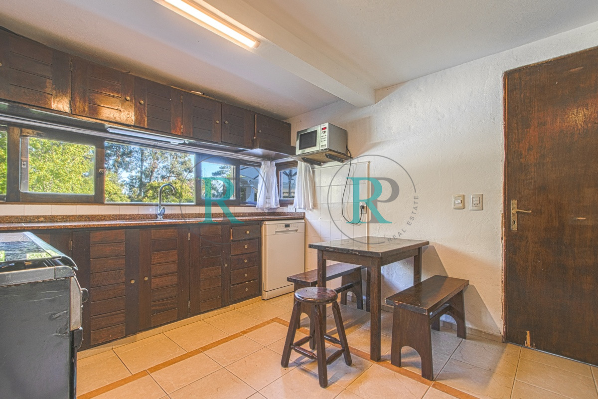 Casa ID.852 - Casa en Venta 5 Dormitorios y Doble Dependencia de Servicio en Rincon del Indio