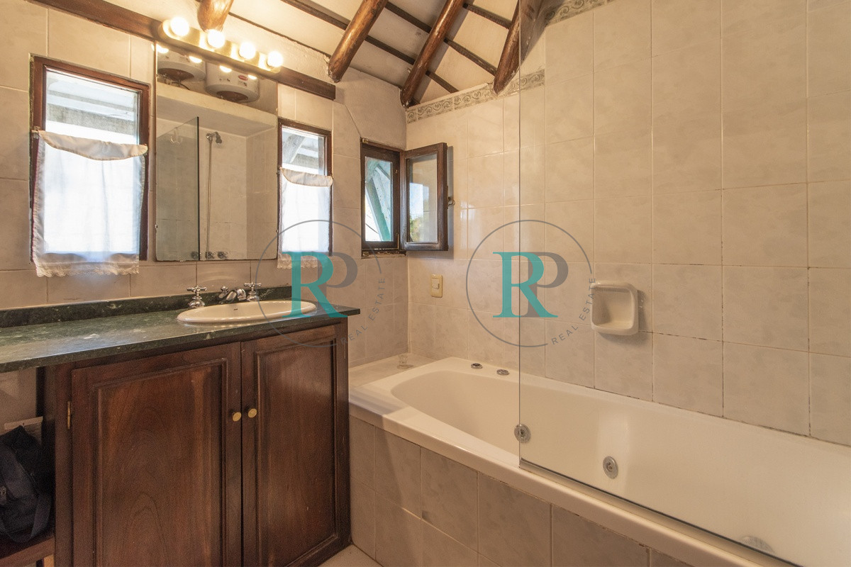 Casa ID.852 - Casa en Venta 5 Dormitorios y Doble Dependencia de Servicio en Rincon del Indio