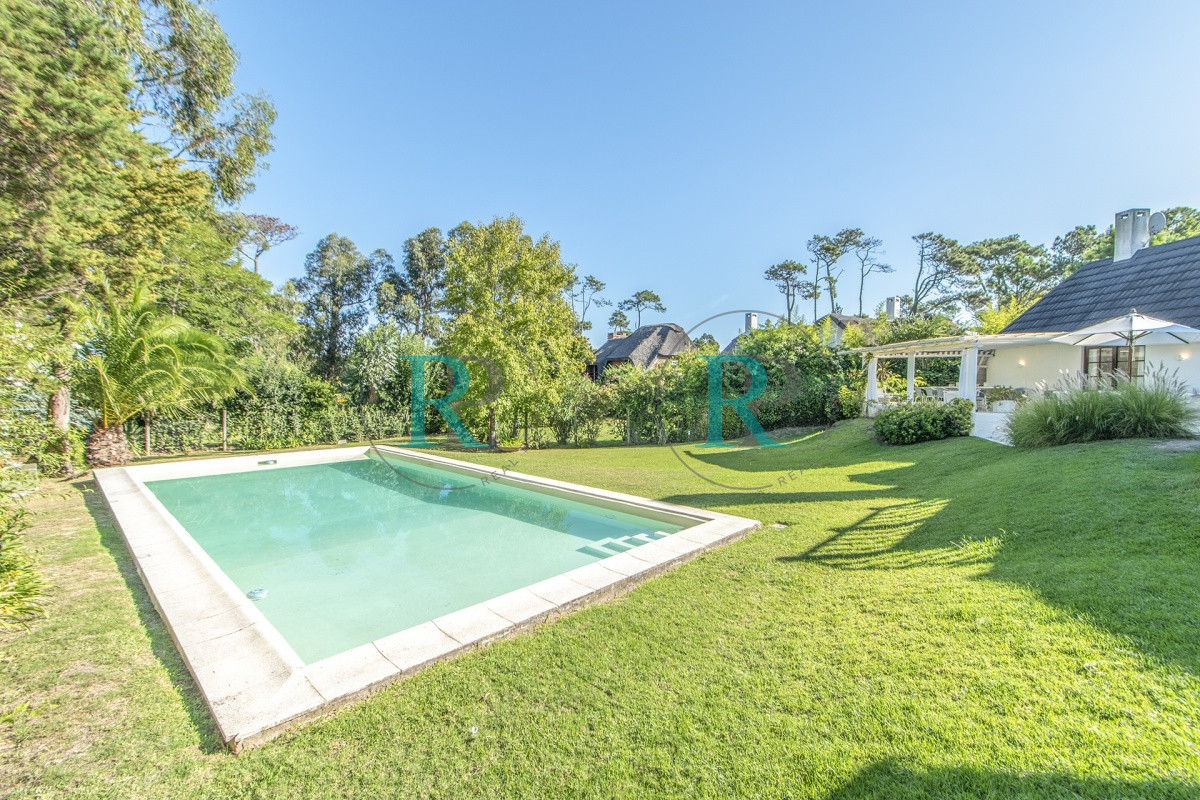 Casa ID.852 - Casa en Venta 5 Dormitorios y Doble Dependencia de Servicio en Rincon del Indio