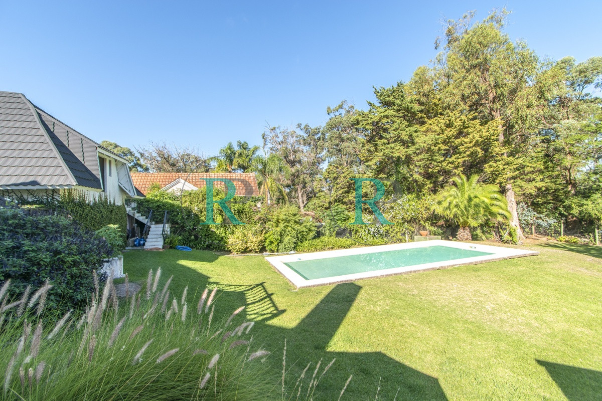 Casa ID.852 - Casa en Venta 5 Dormitorios y Doble Dependencia de Servicio en Rincon del Indio