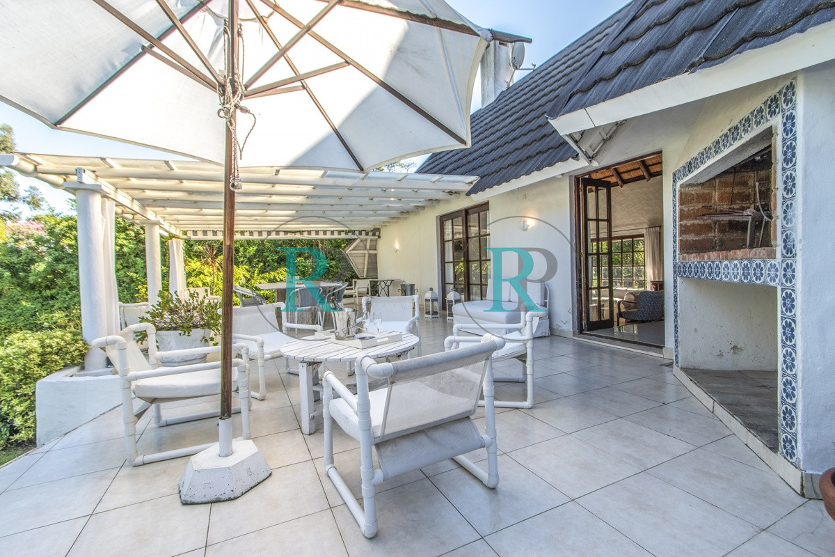 Casa ID.852 - Casa en Venta 5 Dormitorios y Doble Dependencia de Servicio en Rincon del Indio